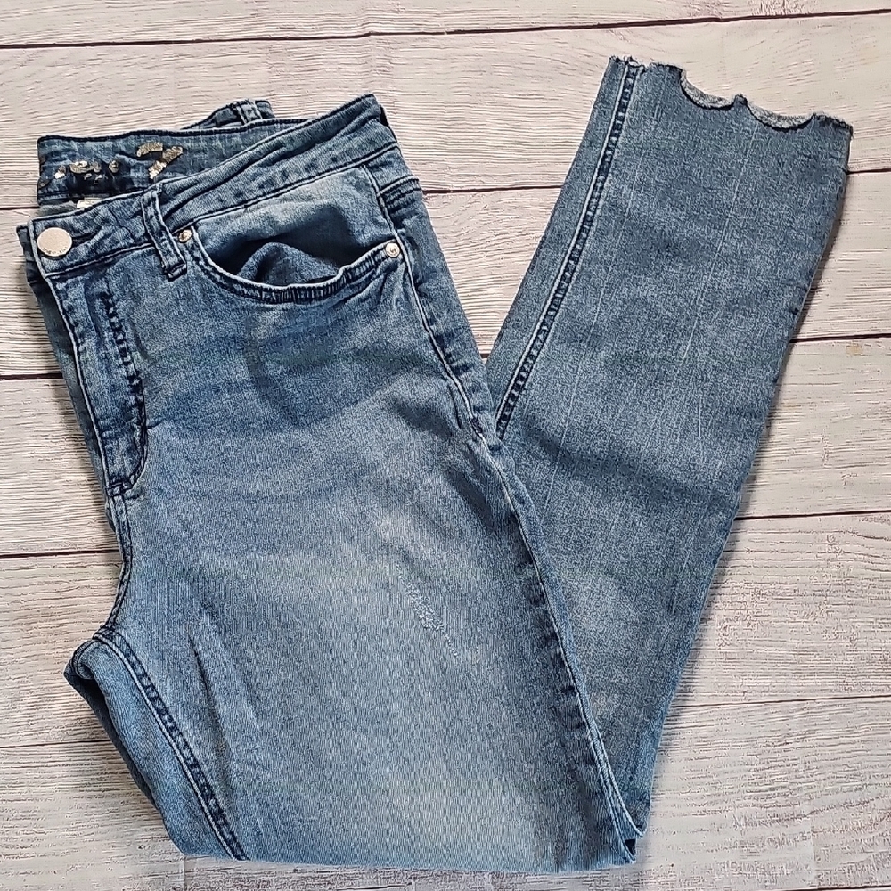 Seven7 Wz 12 Blue Ankle Cropped Jeans with Vintage Wash